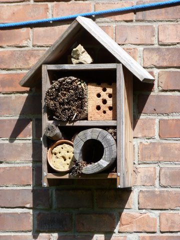Insektenhotel vor einer Ziegelwand mit unterschiedlichen Materialien ausgestattet (c) B-NK Andrea Deimel